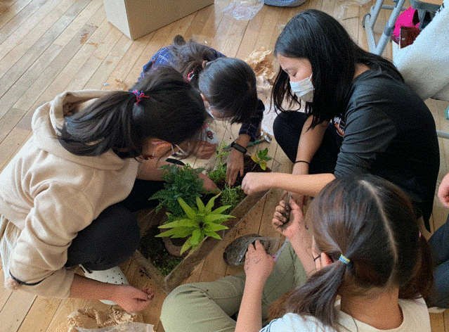 ▲ 지난해 탄소중립 시범학교 학생들이 나무를 심고 있다.ⓒ세종교육청