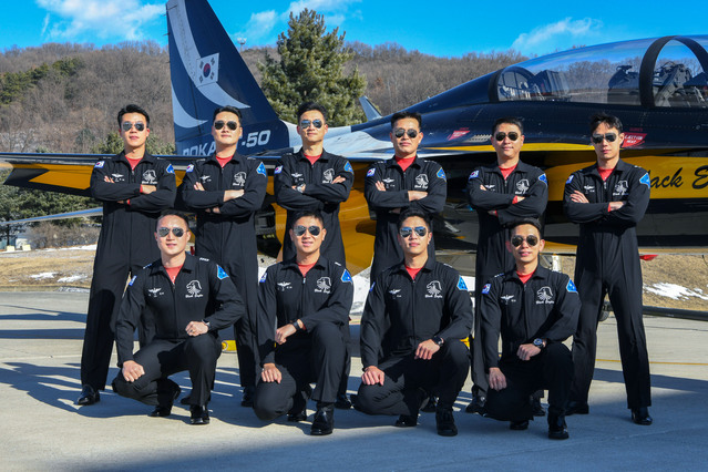 ▲ '2023 호주 아발론 국제에어쇼' 에 참가하는 공군 특수비행팀 블랙이글스(Black Eagles) 조종사들. ⓒ공군