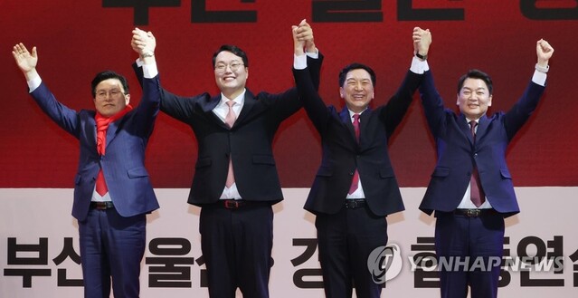 ▲ 국민의힘 황교안·천하람·김기현·안철수 당대표 후보(왼쪽부터)가 지난 14일 오후 부산 동구 부산항국제전시컨벤션센터 열린 제3차 전당대회 부산·울산·경남 합동연설회에서 손을 맞잡고 인사하고 있다.ⓒ연합뉴스