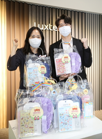 ▲ 동국제강이 초등학교 입학 예정 임직원 자녀에 응원선물을 전달했다. ⓒ동국제강