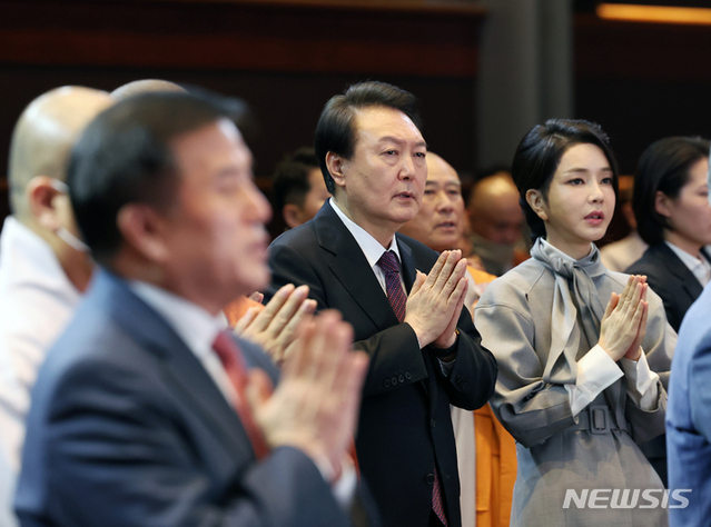 ▲ 윤석열 대통령과 김건희 여사가 지난 6일 서울 강남구 코엑스에서 열린 불기 2567년 대한민국 불교도 신년대법회에서 삼귀의를 하고 있다. ⓒ뉴시스