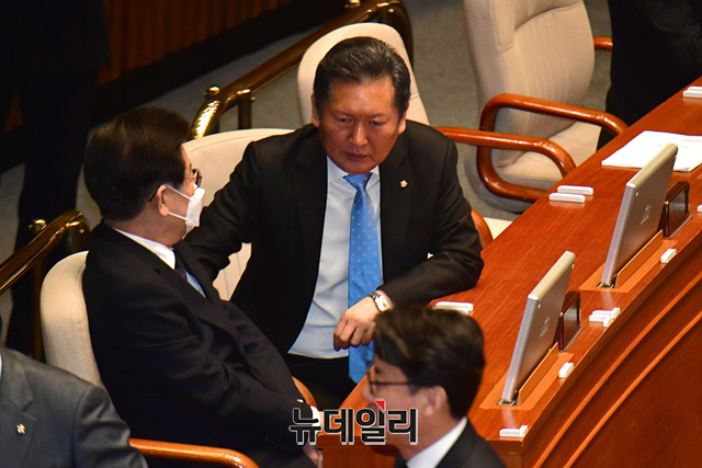 ▲ 이재명 더불어민주당 대표가 지난 13일 오전 국회에서 열린 본회의에 참석해 정청래 최고위원과 대화를 하고 있다. ⓒ이종현 기자