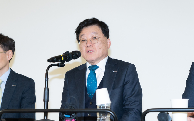 ▲ 한국무역협회가 15일 삼성동 코엑스에서 개최한 '최근 수출 부진 원인 진단과 대응방향' 언론 브리핑에서 정만기 부회장이 발언을 하고 있다.ⓒ한국무역협회