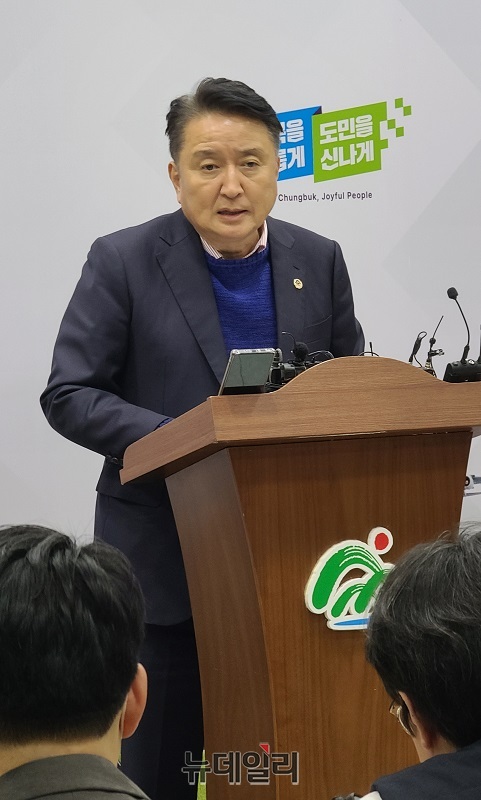 ▲ 김영환 충북도지사가 15일 도청에서 기자회견을 갖고 있다.ⓒ뉴데일리 D/B