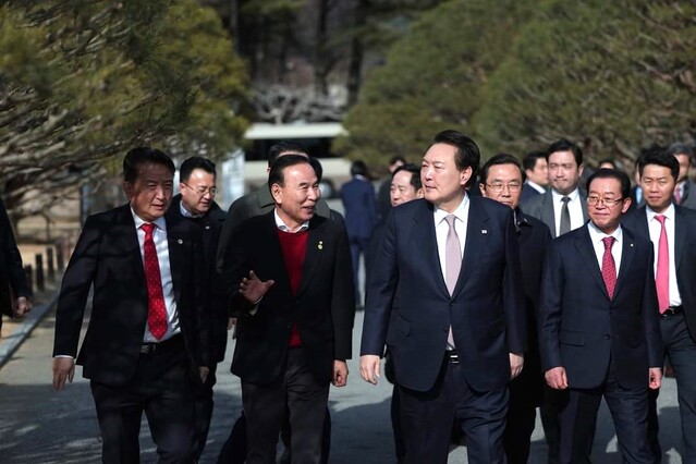 ▲ 윤석열 대통령이 지난 14일  김영환 충북도지사의 안내로 충북 청주시 상당구 문의면 청남대 경내를 둘러보고 있다. 윤 대통령의 청남대 방문에는 정우택 국회부의장, 이종배 의원, 박덕흠 의원, 이범석 청주시장 등이 수행했다.ⓒ박덕흠 의원 페이스북 캡처