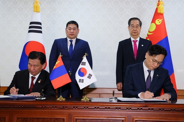 ▲ 이상래 행복청장(오른쪽)이 15일 몽골 건설도시개발부와 오르혼밸리와 쿠싱밸리 도시건설을 위한 업무협약을 체결하고 있다.ⓒ행복청