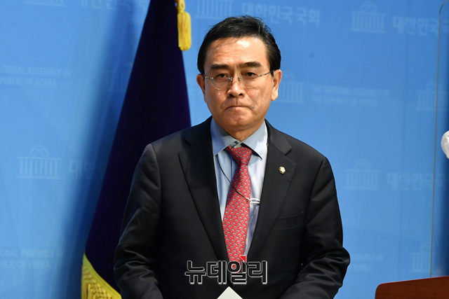 ▲ 태영호 국민의힘 의원이 15일 오후 국회 소통관에서 제주 4.3사건 관련 기자회견을 마치고 회견장을 떠나고 있다. ⓒ이종현 기자