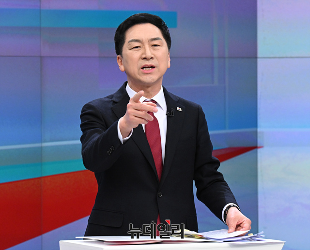 ▲ 김기현 국민의힘 당대표 후보가 15일 오후 서울 중구 TV조선 스튜디오에서 열린 TV토론회에서 발언하고 있다. ⓒ이종현 기자(공동취재사진)