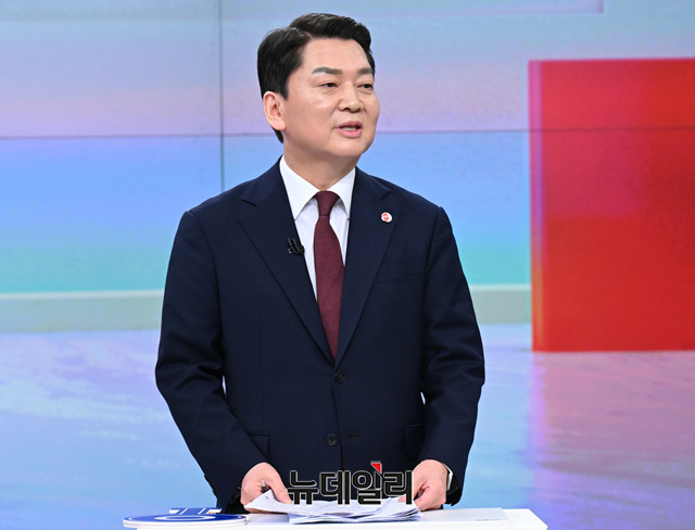 ▲ 안철수 국민의힘 당대표 후보가 15일 오후 서울 중구 TV조선 스튜디오에서 열린 TV토론회에서 발언하고 있다. ⓒ이종현 기자(공동취재사진)