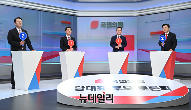 ▲ 국민의힘 천하람, 김기현, 안철수, 황교안 당대표 후보가 15일 오후 서울 중구 TV조선 스튜디오에서 열린 TV토론회에서 발언을 하고 있다. ⓒ이종현 기자(공동취재사진)