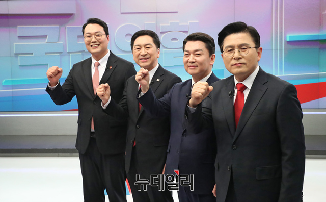 ▲ 국민의힘 천하람, 김기현, 안철수, 황교안 당대표 후보가 15일 오후 서울 중구 TV조선 스튜디오에서 열린 TV토론회를 앞두고 기념 촬영을 하고 있다. ⓒ이종현 기자(공동취재사진)