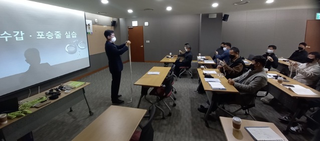 ▲ 충남소방본부 특별사법경찰 직무교육에서 업무담당자들이 포승줄 실습을 하고 있다.ⓒ충남소방본부