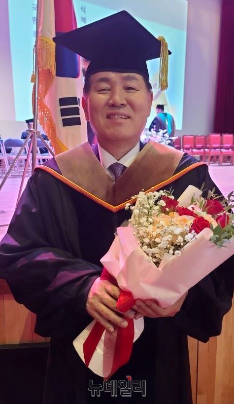 ▲ 16일 충북대학교 2022학년도 전기 학위수여식에서 박사학위를 받은 강학서 전 현대제철 사장.ⓒ김정원 기자