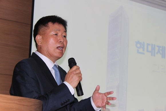 ▲ 강학서 전 현대제철 사장이 2019년 6월 김천상공회의소가 주관한 추풍령아카데미에서 현대제철이 그리는 변화를 주제로 강의하고 있다. ⓒ사진 강학서 전 사장 제공