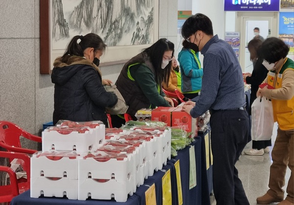 ▲ 대전시가 올해 말까지 매주 금요일 시청 1층 로비에서 ‘가족사랑 금요 장터’를 운영한다.ⓒ 대전시