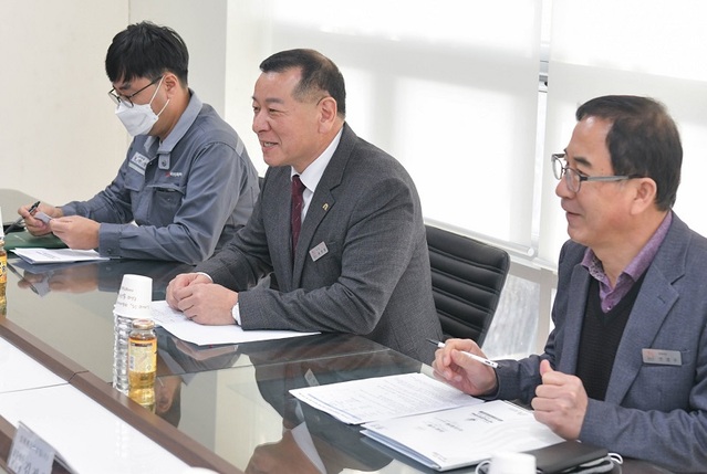 ▲ 최원철 공주시장(가운데)이 탄천면 탄천산업단지를 방문해 기업체 관계자들과 대화를 나누고 있다.ⓒ공주시