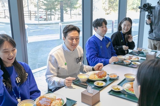 ▲ 정기선(왼쪽 두 번째) HD현대 사장이 직원들과 대화를 나누고 있다. ⓒHD현대 인스타그램