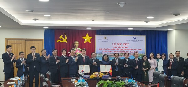 ▲ 대전시의회와 베트남 빈증성인민의회가 현지시간 15일 상호 협력을 위한 양해각서를 체결하고 있다.ⓒ대전시의회 출입기자단