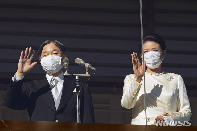 ▲ 나루히토 일왕과 마사코 왕비가 2일 도쿄 왕궁 발코니에서 왕실 전통 신년사에 앞서 인사하고 있다. 코로나19로 지난 2년간 중단됐던 왕실 신년 인사가 올해 재개됐다. ⓒ뉴시스