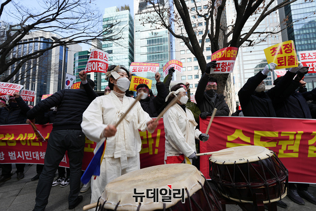 ▲ 포스코 범대위에서 지난 14일 서울 포스코센터 앞에서 대규모 상경집회를 진행하는 모습. ⓒ뉴데일리DB