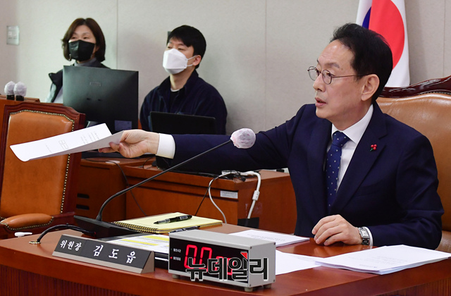 ▲ 김도읍 법제사법위원회 위원장이 16일 오전 국회에서 열린 법제사법위원회 전체회의에서 박범계 더불어민주당 의원과 언쟁 도중 '정진상, 김용 접견' 관련 자료를 건네고 있다. ⓒ이종현 기자