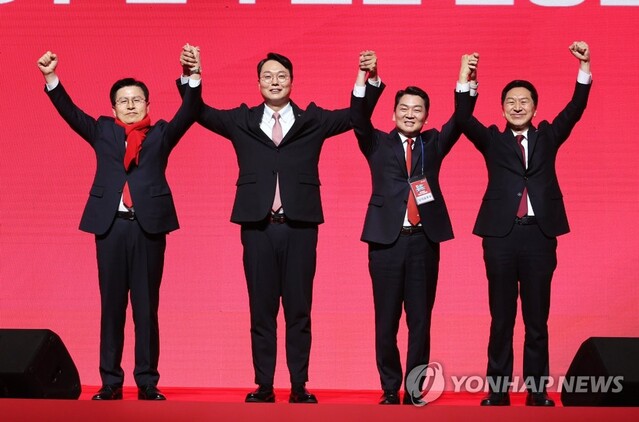 ▲ 국민의힘 황교안·천하람·안철수·김기현 당대표 후보(왼쪽부터)가 16일 오후 광주 김대중컨벤션센터에서 열린 제3차 전당대회 광주·전북·전남 합동연설회에서 인사하며 기념 촬영하고 있다.ⓒ연합뉴스