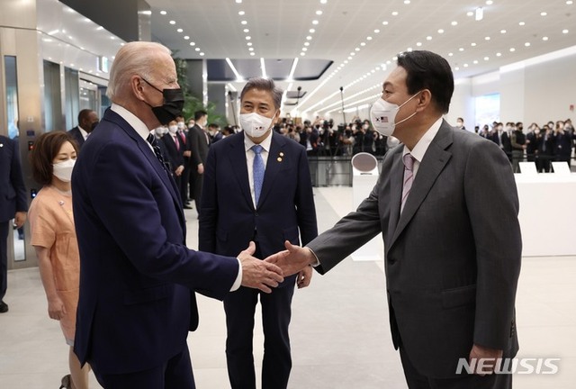 ▲ 지난 2022년 5월 20일 윤석열 대통령과 조 바이든 미국 대통령이 경기 평택 삼성전자 반도체 공장을 방문해 인사하고 있다. ⓒ뉴시스