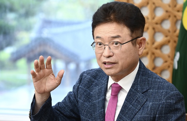 ▲ 소위원회 종료 후 이철우 경북도지사는 야당 간사인 최인호 의원(더불어민주당, 부산사하구갑)과 여당 간사인 김정재 의원(국민의힘, 포항시북구)을 차례로 만나 쟁점에 대한 경북도의 입장을 설명하고 신속히 소위를 추가 개최해 줄 것을 요청했다.ⓒ경북도