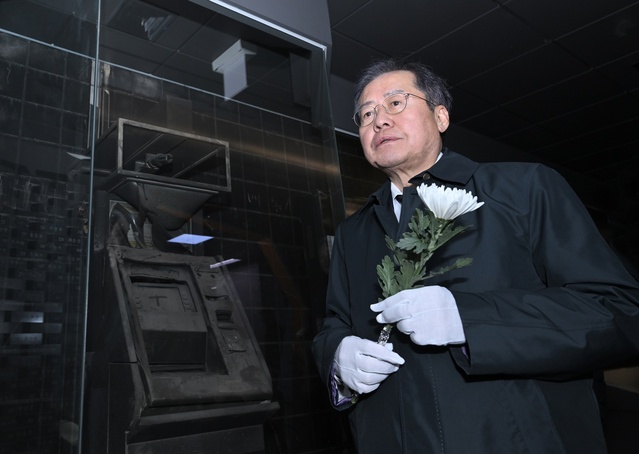 ▲ 홍준표 시장이 중앙로역 추모공간에서 헌화를 하는 장면.ⓒ대구시