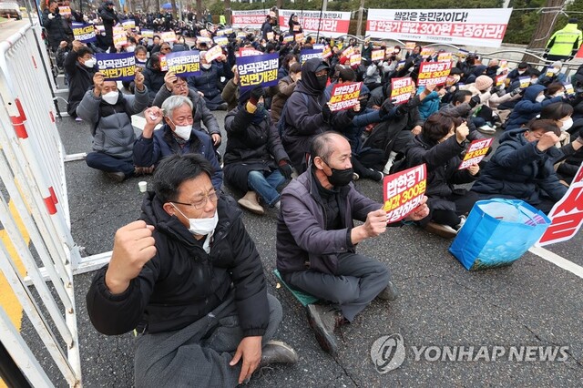 ▲ 구호 외치는 전국농민회총연맹.ⓒ연합뉴스