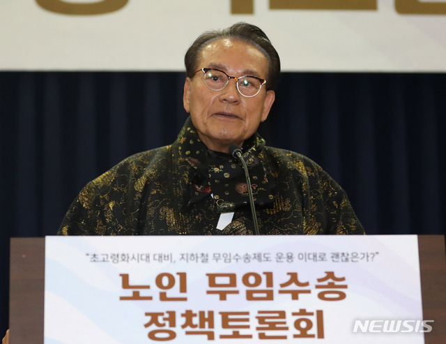 ▲ 김호일 대한노인회장이 16일 오후 서울 여의도 국회의원회관에서 열린 '노인 무임수송 정책토론회'에서 인사말을 하고 있다. ⓒ뉴시스