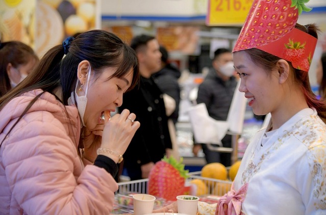 ▲ 베트남 한 소비자가 논산딸기를 맛을 보고 있다.ⓒ논산시