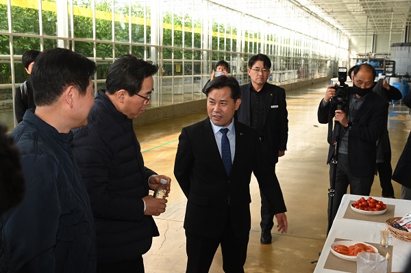 ▲ 박정현 충남 부여군수가 지난 16일 부여군 스마트팜 기업‘우듬지 팜’을 방문한 정황근 농식품부 장관에게 농산물 및 농업기술력 수출 등 여러 지원방안을 건의했다.ⓒ충남부여군