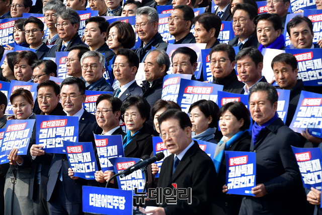 ▲ 더불어민주당 의원들이 17일 오전 국회 본청 계단에서 열린 윤석열 정권 검사독재 규탄대회에서 발언하는 이재명 더불어민주당 대표를 바라보고 있다.ⓒ이종현 기자