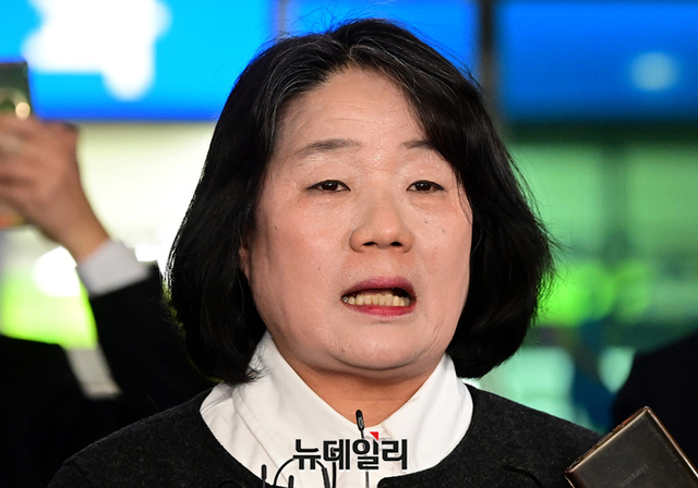 ▲ 정의기억연대(정의연) 후원금 유용 혐의로 기소된 윤미향 무소속 의원이 지난 10일 오후 서울 마포구 서부지방법원에서 열린 1심 선고공판 직후 법원을 나서며 입장을 밝히고 있다. ⓒ정상윤 기자