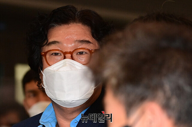 ▲ 8개월의 해외 도피 끝에 태국에서 붙잡힌 김성태 전 쌍방울그룹 회장이 지난달 17일 인천공항으로 소환되고 있다. 김 전 회장은 쌍방울그룹 각종 비리 의혹의 핵심인물이다. ⓒ정상윤 기자