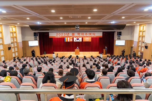 ▲ 동국대학교 WISE캠퍼스는 17일 오전 11시 교내 100주년기념관 대강당에서 ‘2023년 봄 학위 수여식’을 거행했다.ⓒ동국대 WISE캠퍼스