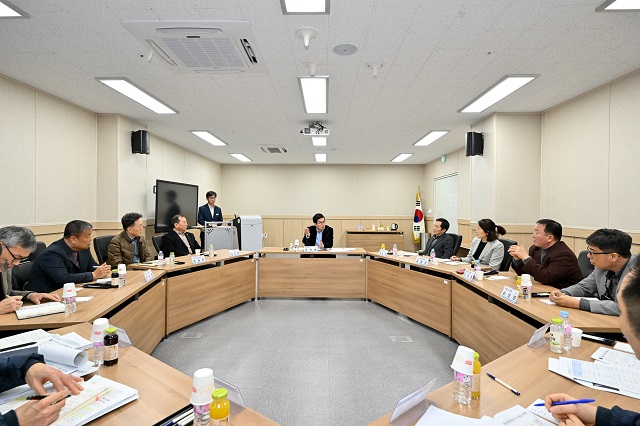 ▲ 김광열 군수가 관내 기업들의 애로사항을 챙기기 위해 농공단지 기업대표들과 현장 소통의 날 첫 만남을 가졌다.ⓒ영덕군