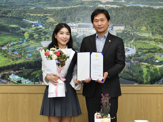 ▲ 경산 출신 트로트 가수 류원정이 16일 경산시 홍보대사로 신규 위촉됐다.ⓒ경산시