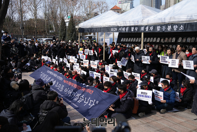 ▲ 10.29 이태원 참사 유가족협의회와 시민대책회의가 지난 15일 오후 서울광장에 설치한 합동분향소에서 서울시의 행정대집행을 규탄하는 기자회견을 하고 있다. 서울시는 서울광장에 설치한 분향소를 이날 오후 1시까지 자진 철거할 것을 권고한 바 있지만 이날 행정대집행에 들어가지는 않았다. ⓒ서성진 기자