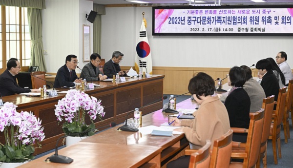 ▲ 대전 중구는 지난 17일 ‘중구 다문화가족 지원협의회’ 위원 10명 위촉식을 갖고 본격적인 활동에 돌입했다.ⓒ중구