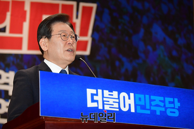 ▲ 이재명 더불어민주당 대표가 17일 오전 국회 의원회관에서 열린 전국지역위원장·국회의원 긴급 연석회의에서 발언을 하고 있다.
ⓒ이종현 기자