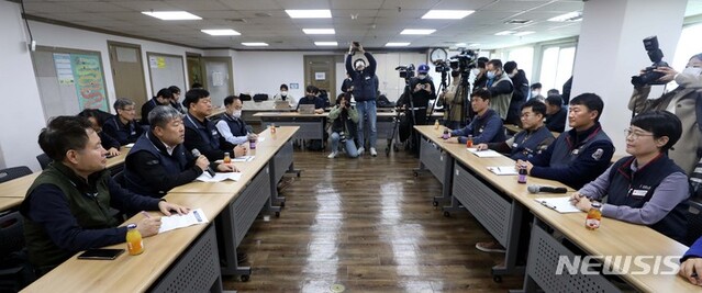 ▲ = 김동명(왼쪽 두번째) 한국노총 우원장이 15일 오전 서울 중구 민주노총 사무실을 예방, 양경수(오른쪽 두번째) 민주노총 위원장의 환영사에 대한 답사를 하고 있다. ⓒ뉴시스