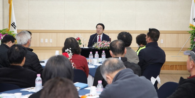 ▲ 황규철 옥천군수가 군북면을 방문, 주민과 대화를 나누고 있다. ⓒ옥천군