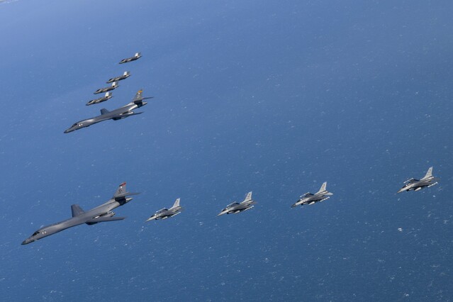 ▲ 지난 19일 한국과 미국이 한반도 상공에서 북한의 대륙간탄도미사일(ICBM) 도발에 대응해 미국 전략자산을 동원한 연합공중훈련을 실시하고 있다. ⓒ합동참모본부