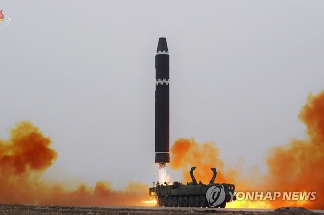 북한이 18일 오후 대륙간탄도미사일(ICBM) '화성-15형'을 고각발사했다고 밝혔다. 북한의 ICBM운용부대 중 제1붉은기영웅중대는 18일 오후 평양국제비행장에서 ICBM '화성-15'를 최대사거리체제로 고각발사했다고 조선중앙TV가 19일 보도했다.
발사된 미사일은 