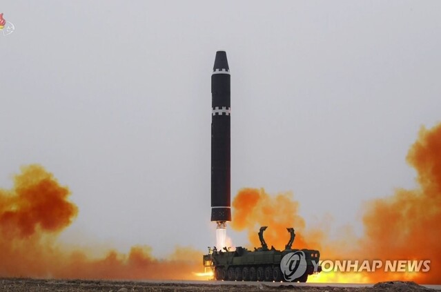 ▲ 북한이 18일 오후 대륙간탄도미사일(ICBM) '화성-15형'을 고각발사했다고 밝혔다. 북한의 ICBM운용부대 중 제1붉은기영웅중대는 18일 오후 평양국제비행장에서 ICBM '화성-15'를 최대사거리체제로 고각발사했다고 조선중앙TV가 19일 보도했다.
발사된 미사일은 