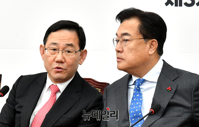 ▲ 정진석 국민의힘 비상대책위원장과 주호영 원내대표가 지난 6일 오전 국회에서 열린 비상대책위원회의에 참석해 대화를 나누고 있다. ⓒ이종현 기자