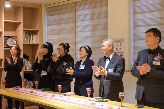 ▲ 보타이와 티아라를 한 참석자들 모습.ⓒ대구사이버대