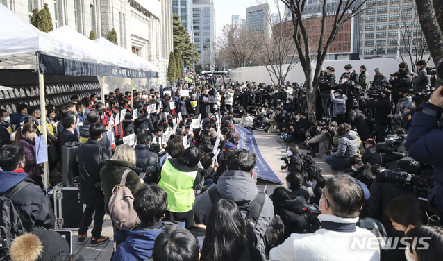 ▲ 10.29 이태원참사 유가족들과 10.29 이태원참사 시민대책회의 회원들이 지난 15일 서울시청 앞에서 '이태원참사 서울광장 분향소에 대한 서울시의 행정대집행 규탄' 기자회견을 하고 있다. ⓒ뉴시스